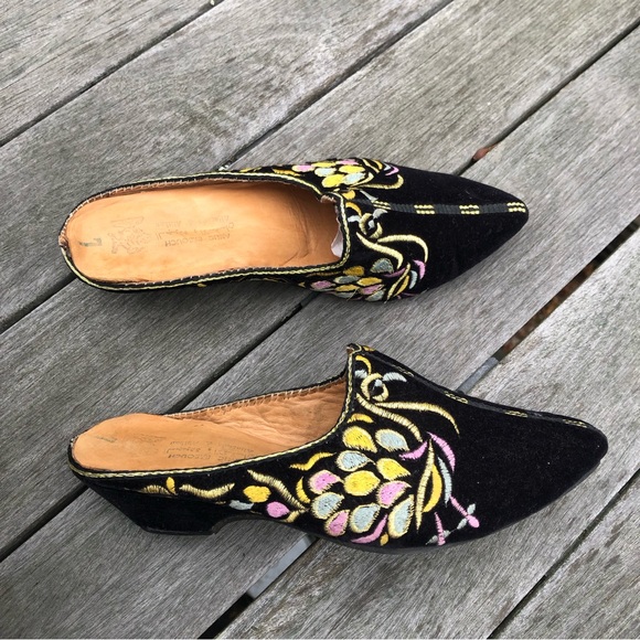 Vintage Black Velvet Metallic Gold Embroidered Ornate Handmade Babouche Mules - Picture 10 of 16